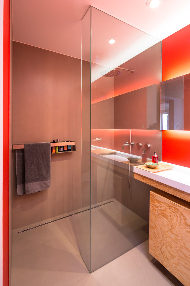Идея дизайна: большая главная ванная комната в стиле модернизм с стеклянными фасадами, накладной ванной, душем без бортиков, серой плиткой, каменной плиткой, красными стенами, подвесной раковиной, серым полом и открытым душем