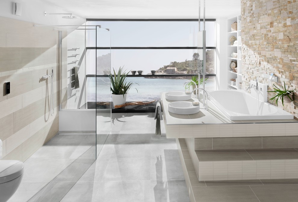 Inspiration för stora moderna badrum, med ett fristående handfat, kaklad bänkskiva, ett platsbyggt badkar, en öppen dusch, grå kakel, keramikplattor, grå väggar, klinkergolv i keramik, öppna hyllor, vita skåp och med dusch som är öppen