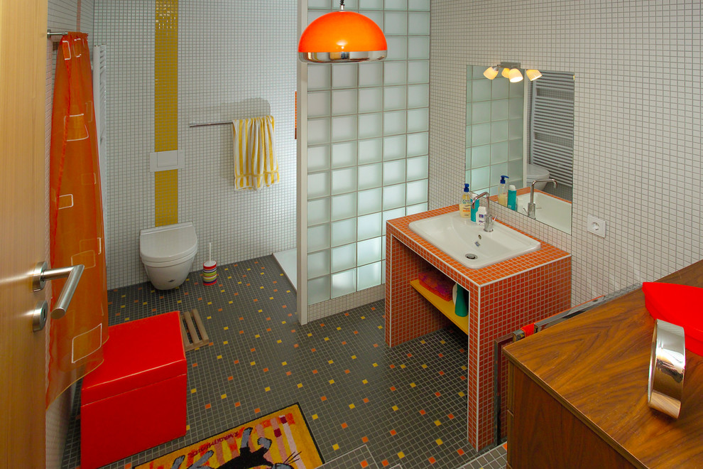 Modernes Badezimmer mit bodengleicher Dusche, Wandtoilette, weißer Wandfarbe und Einbauwaschbecken in Nürnberg