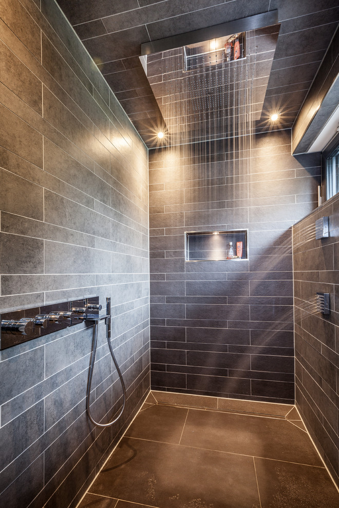 Foto di un'ampia stanza da bagno con doccia contemporanea con doccia a filo pavimento, pareti grigie e piastrelle grigie