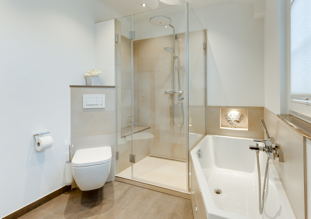 Exempel på ett mellanstort medelhavsstil badrum med dusch, med släta luckor, vita skåp, ett hörnbadkar, en hörndusch, en vägghängd toalettstol, beige kakel, keramikplattor, vita väggar, ljust trägolv, ett nedsänkt handfat, bänkskiva i akrylsten, beiget golv och dusch med gångjärnsdörr