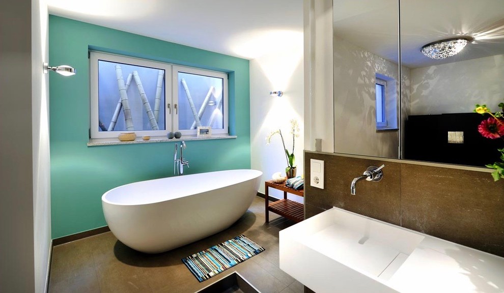 Идея дизайна: главная ванная комната среднего размера в современном стиле с отдельно стоящей ванной, коричневой плиткой, белыми стенами, полом из керамической плитки, консольной раковиной и коричневым полом
