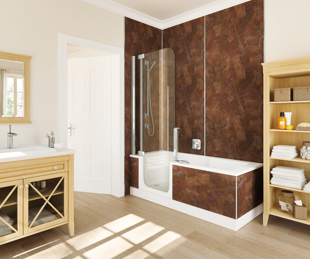 Foto de cuarto de baño tradicional de tamaño medio con combinación de ducha y bañera y paredes blancas