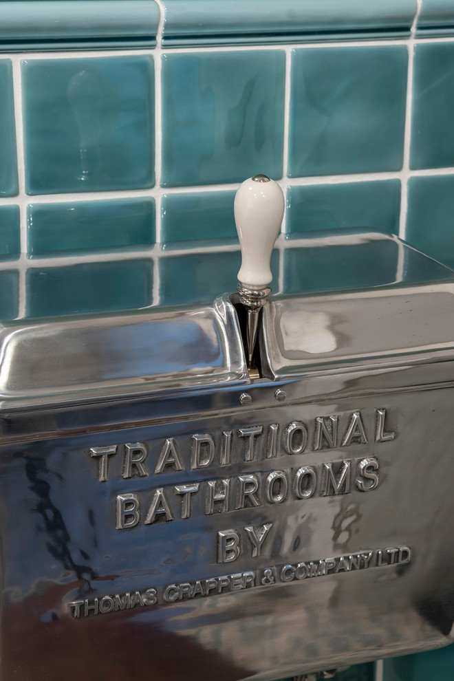 Imagen de cuarto de baño tradicional de tamaño medio con sanitario de dos piezas, baldosas y/o azulejos verdes, baldosas y/o azulejos de cerámica, paredes azules y lavabo con pedestal