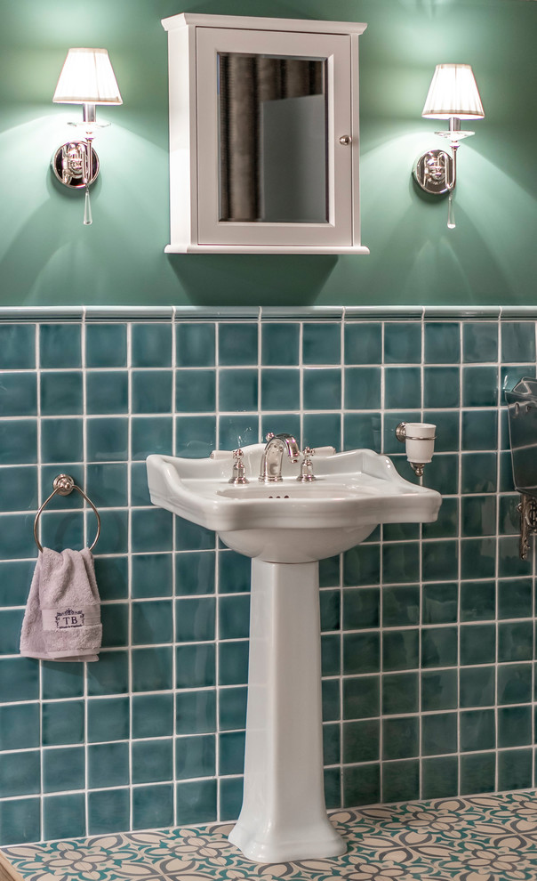 Mittelgroßes Klassisches Badezimmer mit Wandtoilette mit Spülkasten, grünen Fliesen, Keramikfliesen, blauer Wandfarbe und Sockelwaschbecken in München