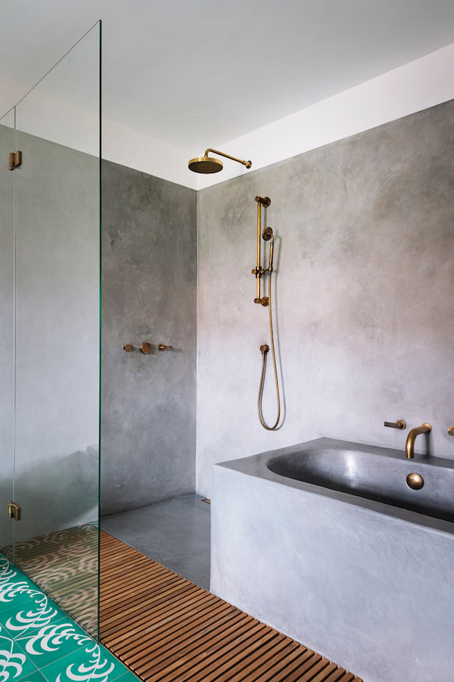 Foto di una stanza da bagno con doccia scandinava di medie dimensioni con vasca da incasso, doccia ad angolo, pareti grigie e porta doccia a battente