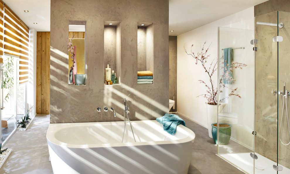 ブレーメンにあるコンテンポラリースタイルのおしゃれなマスターバスルーム (置き型浴槽、バリアフリー、白い壁、コンクリートの床) の写真