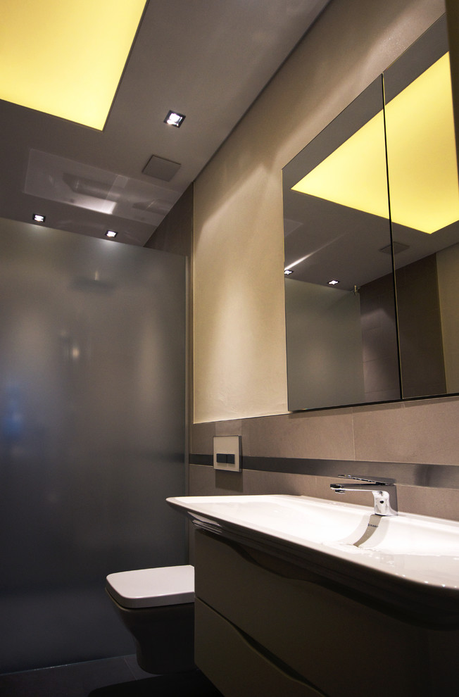 Пример оригинального дизайна: большая главная ванная комната в современном стиле с душем без бортиков, инсталляцией, бежевой плиткой, керамической плиткой, бежевыми стенами, полом из керамической плитки, настольной раковиной, серым полом, открытым душем и плоскими фасадами