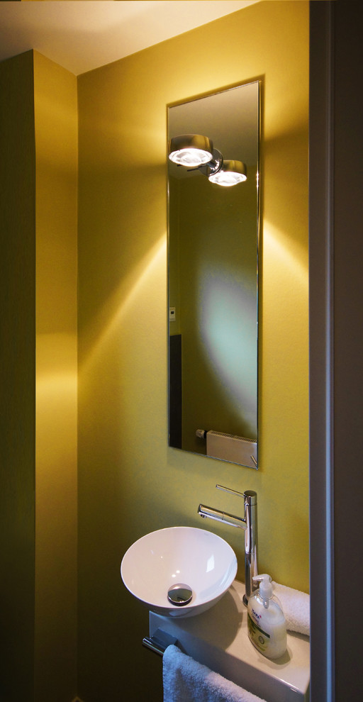 Kleines Modernes Badezimmer En Suite mit gelber Wandfarbe und Aufsatzwaschbecken in Düsseldorf