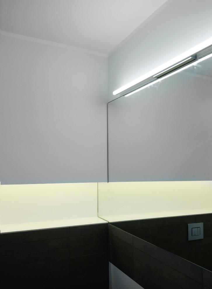 Kleines Modernes Badezimmer En Suite mit Wandtoilette, schwarzen Fliesen und weißer Wandfarbe in Düsseldorf