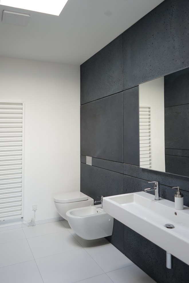 Idéer för ett mellanstort modernt badrum med dusch, med en vägghängd toalettstol, grå kakel, vita väggar, klinkergolv i porslin, ett integrerad handfat och grått golv