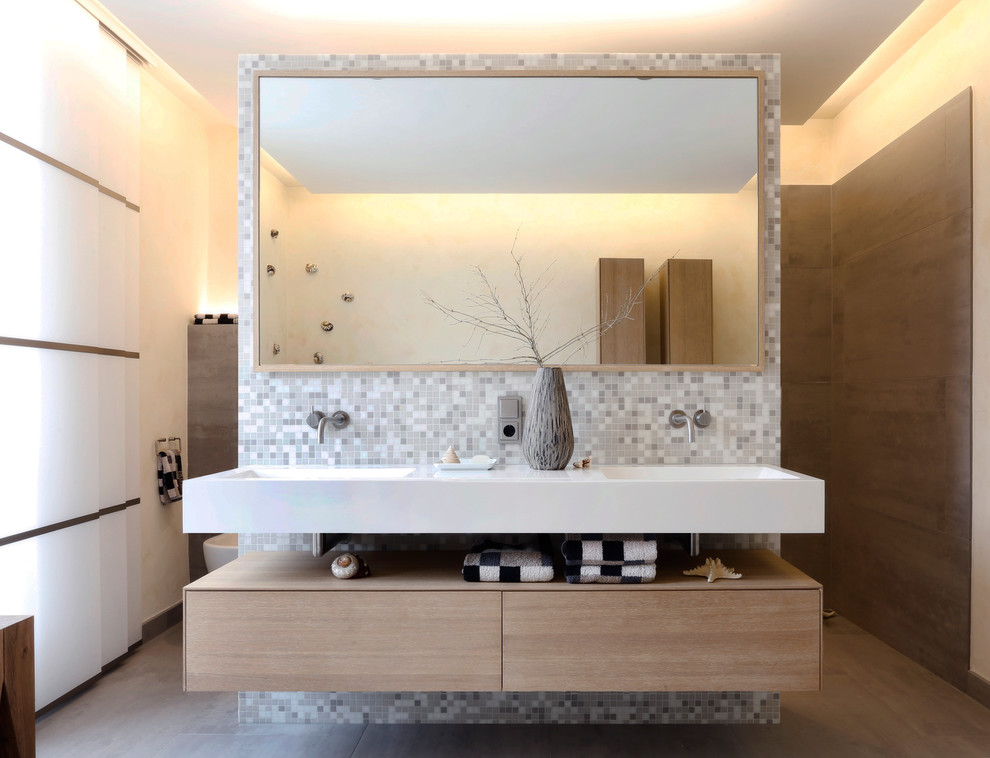 Свежая идея для дизайна: ванная комната среднего размера в современном стиле с плоскими фасадами, фасадами цвета дерева среднего тона, серой плиткой, плиткой мозаикой, подвесной раковиной и открытым душем - отличное фото интерьера