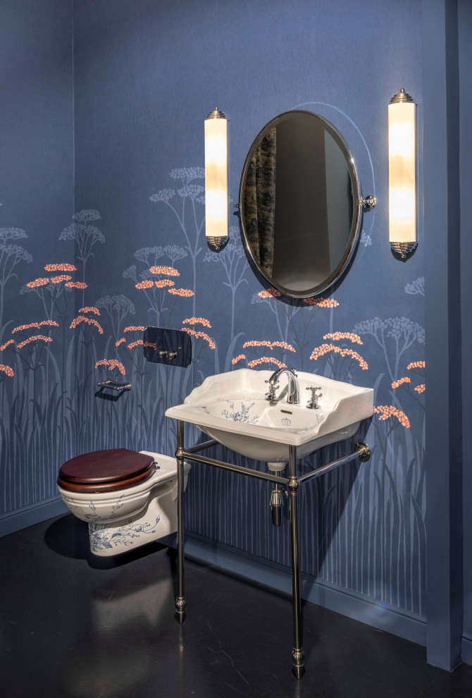 Idee per una stanza da bagno vittoriana di medie dimensioni con vasca freestanding, WC sospeso, pareti blu, lavabo a consolle, un lavabo, mobile bagno freestanding e carta da parati