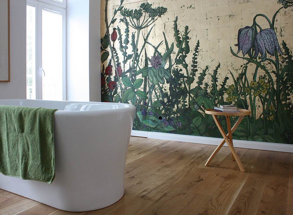 Modernes Badezimmer En Suite mit freistehender Badewanne, bunten Wänden und hellem Holzboden in Berlin