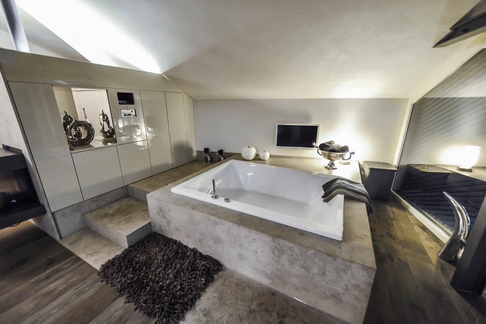 Idee per una stanza da bagno padronale minimal con vasca da incasso, piastrelle beige e piastrelle in pietra