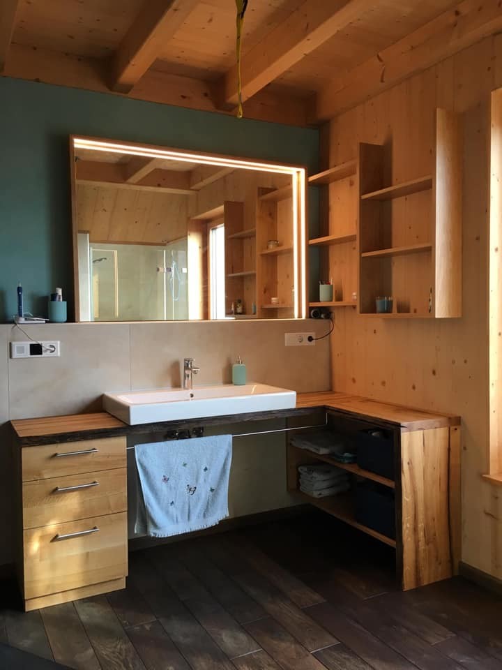 Exemple d'une salle de bain tendance en bois brun de taille moyenne avec un placard sans porte, une vasque et un plan de toilette en bois.