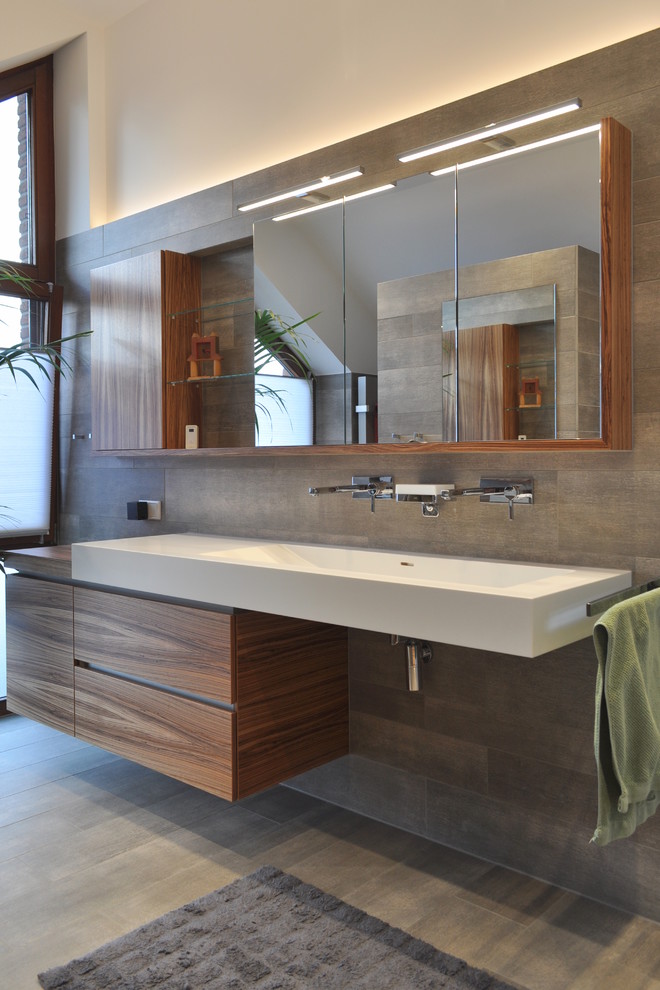 Foto de cuarto de baño actual con baldosas y/o azulejos grises y encimera de acrílico
