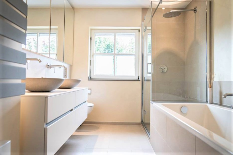Идея дизайна: ванная комната среднего размера в современном стиле с плоскими фасадами, бежевыми фасадами, накладной ванной, душем над ванной, бежевой плиткой, керамической плиткой, бежевыми стенами, пробковым полом, душевой кабиной, подвесной раковиной, столешницей из бетона, бежевым полом, душем с распашными дверями и белой столешницей