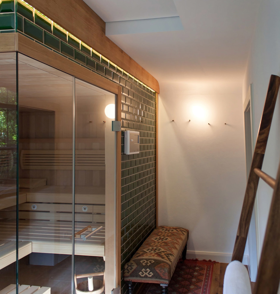 Modernes Badezimmer mit grünen Fliesen und Metrofliesen in Berlin