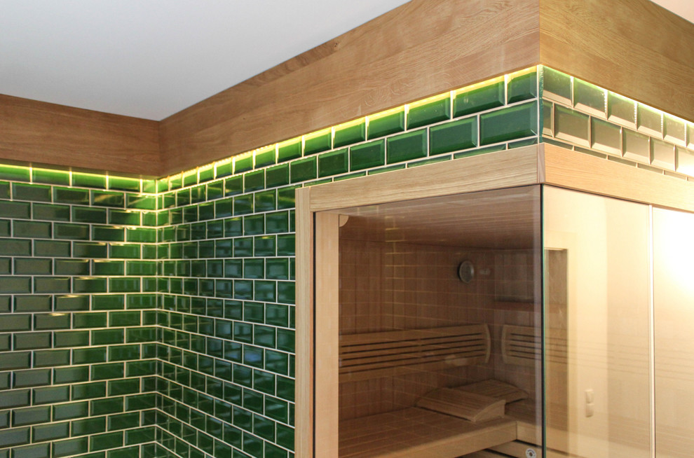 Mittelgroßes Modernes Badezimmer mit grünen Fliesen in Berlin