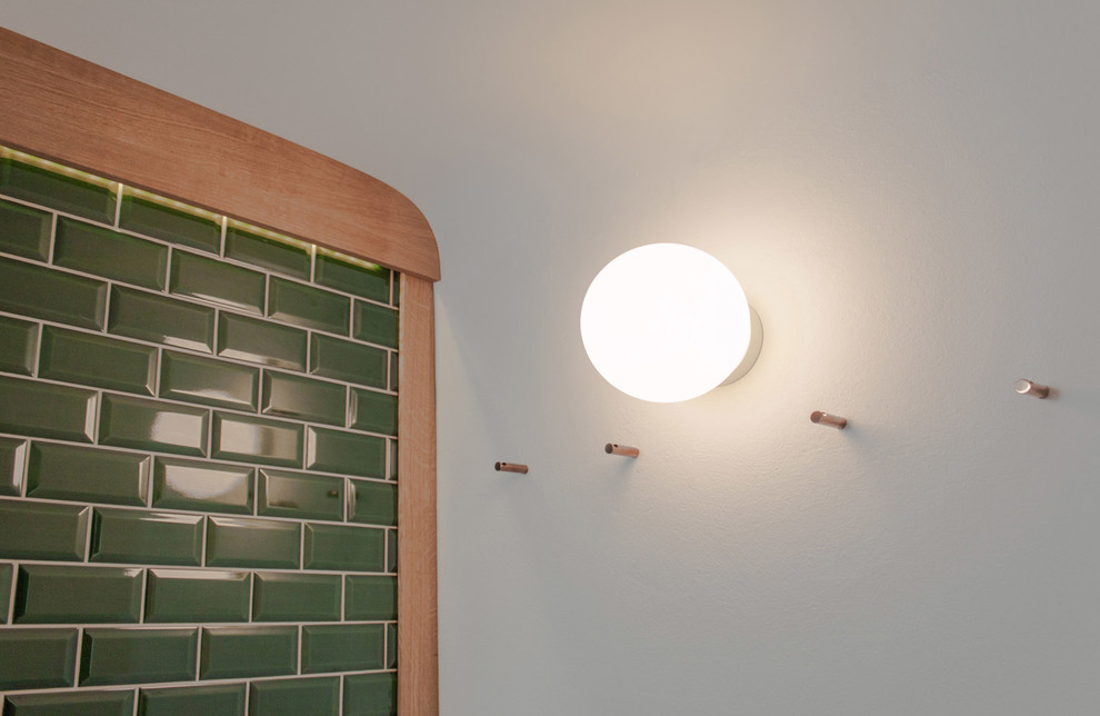 Immagine di una stanza da bagno design con piastrelle verdi