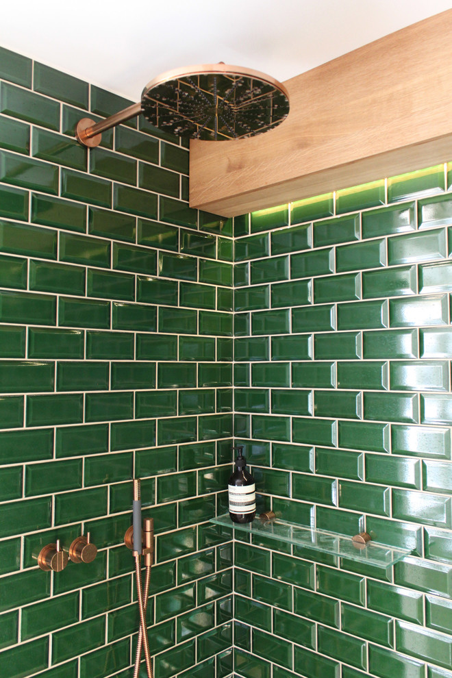 Mittelgroßes Modernes Badezimmer mit grünen Fliesen und Metrofliesen in Berlin