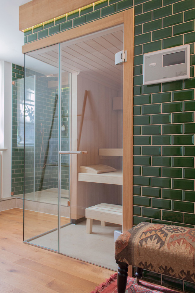 Ejemplo de cuarto de baño contemporáneo con baldosas y/o azulejos verdes