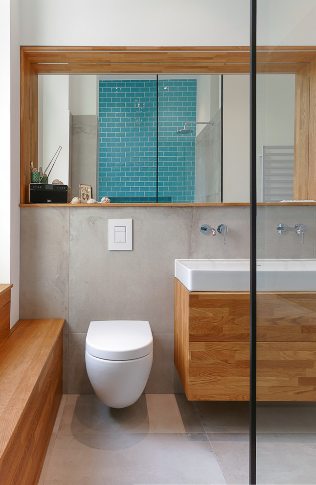 Идея дизайна: ванная комната среднего размера в современном стиле с накладной ванной, открытым душем, синей плиткой, плиткой кабанчик, бетонным полом, серым полом и открытым душем