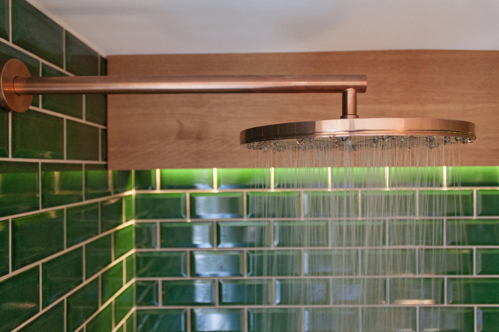 Mittelgroßes Modernes Badezimmer mit grünen Fliesen und Metrofliesen in Berlin