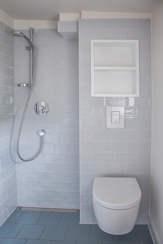 Foto på ett litet funkis badrum med dusch, med blå kakel och en öppen dusch