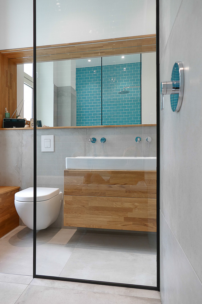 Источник вдохновения для домашнего уюта: ванная комната среднего размера в современном стиле с накладной ванной, открытым душем, синей плиткой, плиткой кабанчик, бетонным полом, серым полом и открытым душем