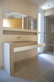 Badgestaltung mit Naturstein - Massiv-Waschtisch und Boden im gleichen