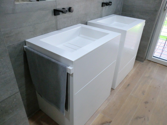 Modernes Badezimmer mit Mineralwerkstoff-Waschtisch in Dortmund