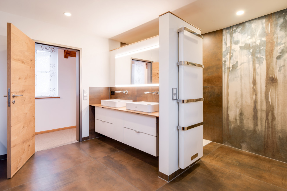 Inspiration för ett stort orientaliskt beige beige badrum med dusch, med släta luckor, vita skåp, brun kakel, vita väggar, ett fristående handfat, träbänkskiva och brunt golv
