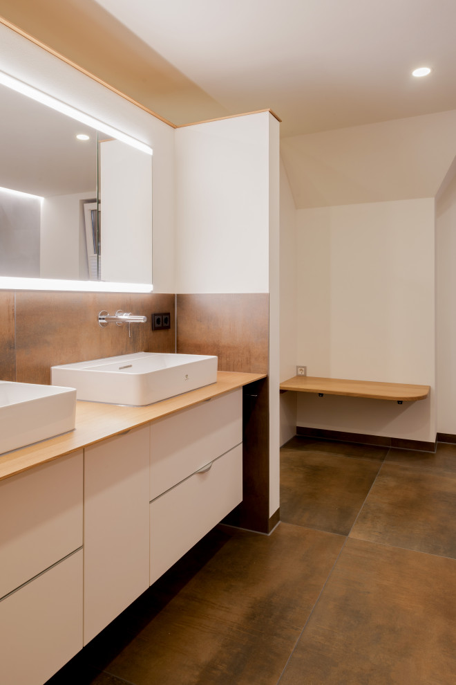 Стильный дизайн: ванная комната среднего размера в современном стиле с плоскими фасадами, белыми фасадами, разноцветной плиткой, керамической плиткой, белыми стенами, полом из керамической плитки, настольной раковиной, столешницей из дерева, коричневым полом и коричневой столешницей - последний тренд