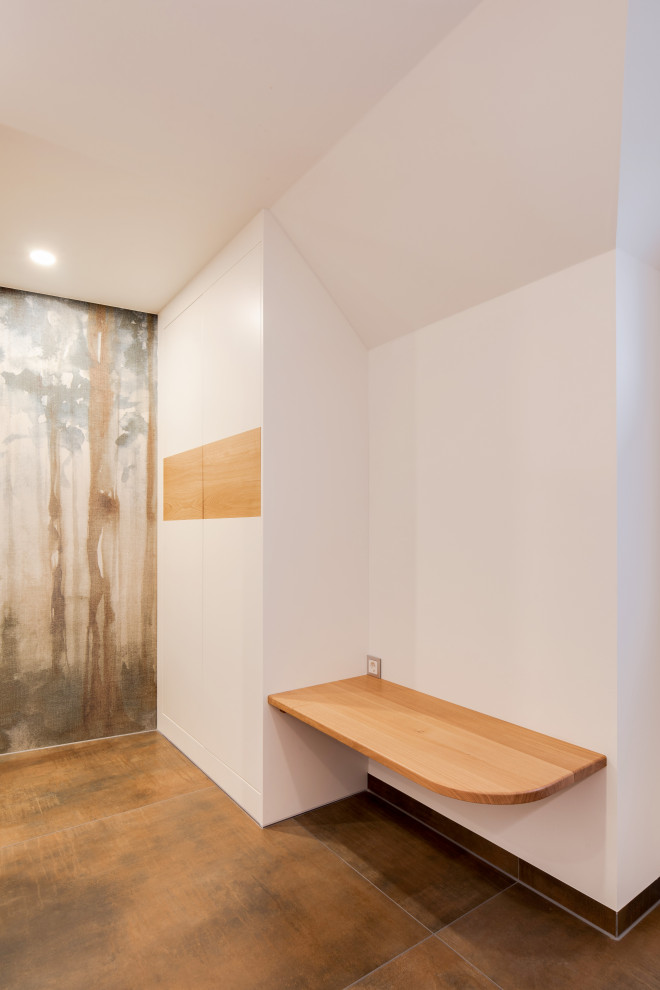 Idéer för ett mellanstort modernt brun badrum, med släta luckor, vita skåp, flerfärgad kakel, keramikplattor, vita väggar, klinkergolv i keramik, ett fristående handfat, träbänkskiva och brunt golv