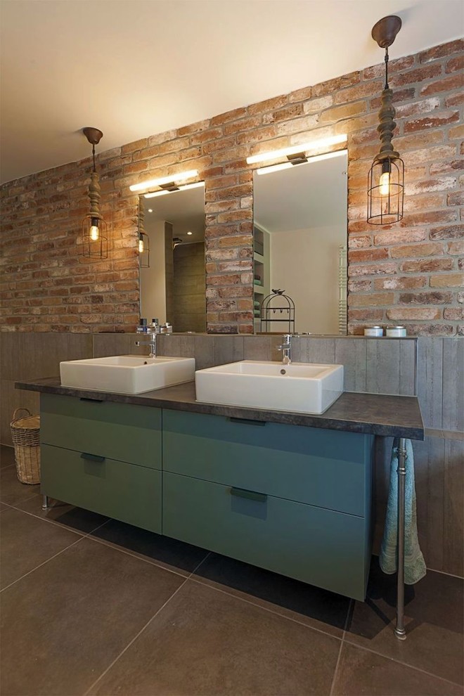 Foto de cuarto de baño industrial grande con losas de piedra, paredes multicolor, lavabo sobreencimera, puertas de armario grises, suelo de baldosas de cerámica y suelo gris