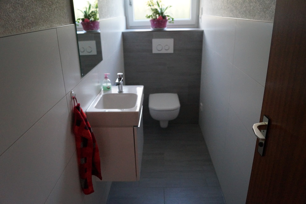 Cette photo montre une salle de bain tendance avec WC suspendus.
