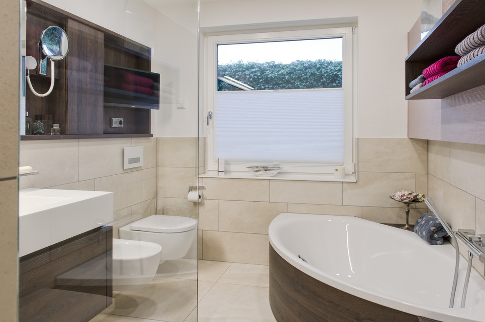 Ejemplo de cuarto de baño contemporáneo con encimera de acrílico, bañera esquinera y lavabo integrado