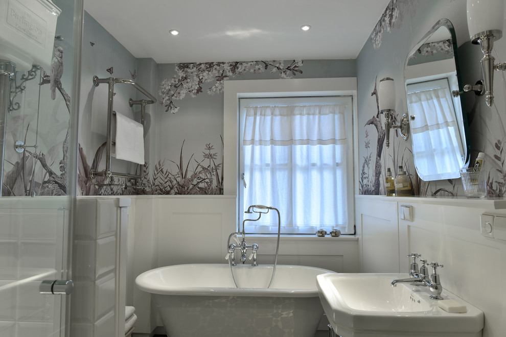Пример оригинального дизайна: маленькая главная ванная комната в викторианском стиле с ванной на ножках, угловым душем, унитазом-моноблоком, полом из цементной плитки, раковиной с пьедесталом и столешницей из известняка для на участке и в саду
