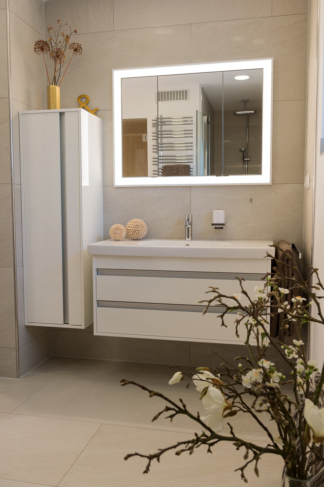 Esempio di una grande sauna design con ante bianche, WC sospeso, piastrelle beige, pavimento in pietra calcarea e lavabo sospeso