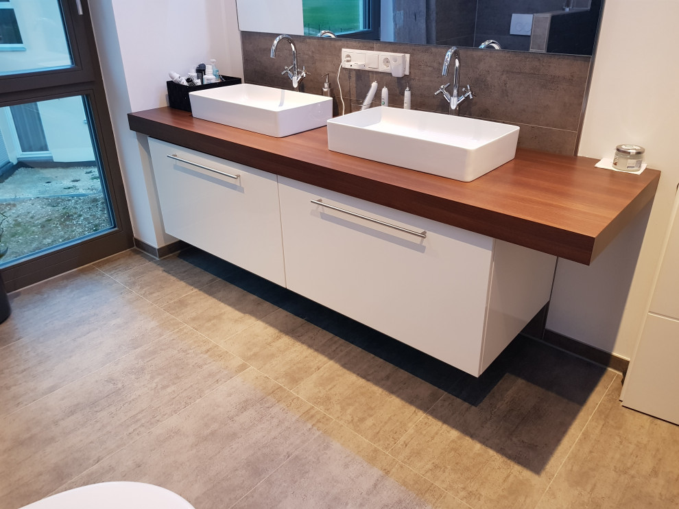 Kleines Modernes Badezimmer En Suite mit weißen Schränken, Doppelwaschbecken und schwebendem Waschtisch in Nürnberg