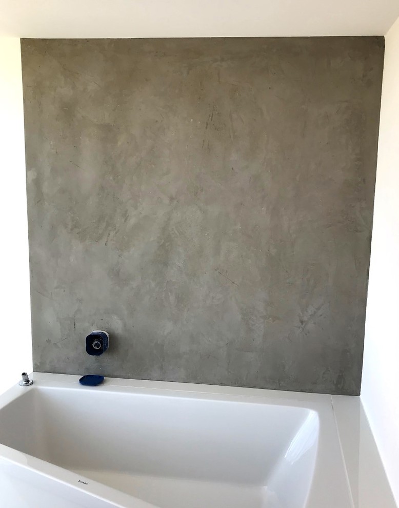 Idéer för ett litet industriellt grå badrum med dusch, med ett hörnbadkar, en dusch/badkar-kombination, grå kakel, stenhäll, vita väggar, cementgolv och grått golv