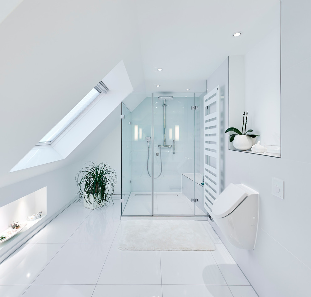 Idéer för ett mellanstort modernt badrum, med en kantlös dusch, ett urinoar, vit kakel, keramikplattor, vita väggar och dusch med gångjärnsdörr