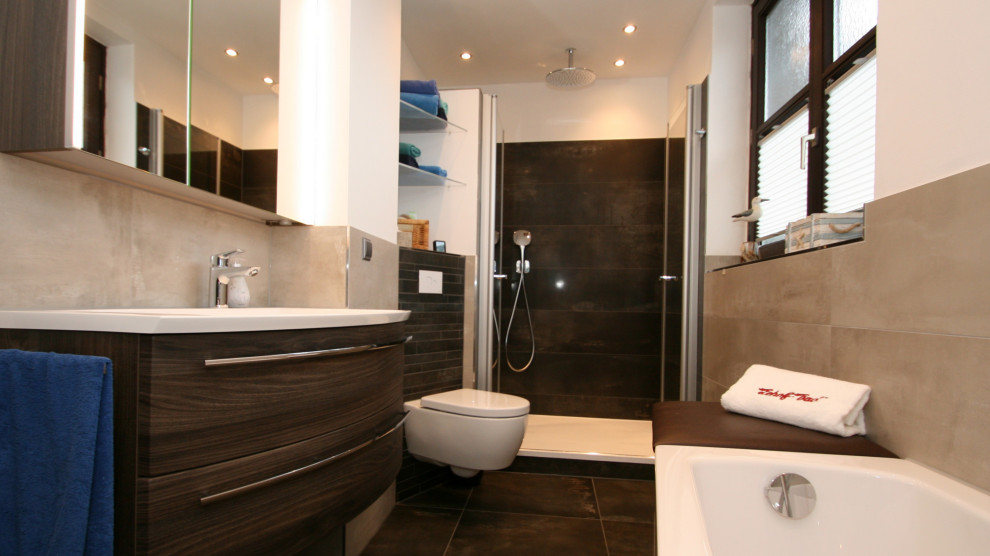 This is an example of a medium sized contemporary bathroom in Berlin.