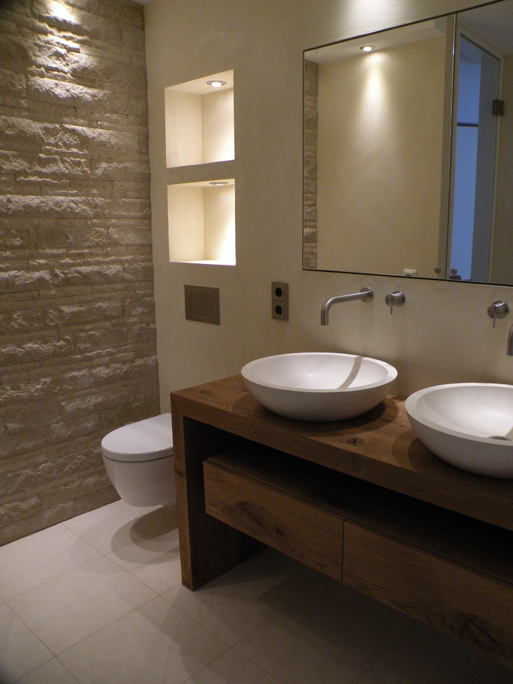 Aménagement d'une salle de bain méditerranéenne de taille moyenne avec une douche à l'italienne, WC séparés, un carrelage beige, des dalles de pierre, un mur beige, un sol en calcaire, une vasque et un plan de toilette en calcaire.