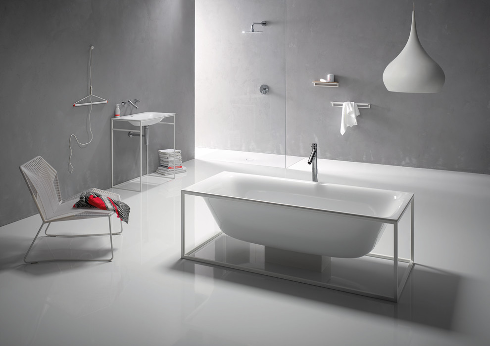 Modelo de cuarto de baño principal actual grande con lavabo de seno grande, bañera exenta, ducha a ras de suelo, baldosas y/o azulejos grises, paredes grises y suelo de cemento