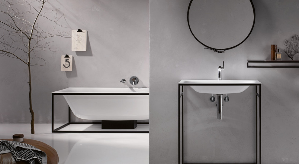 Großes Modernes Badezimmer En Suite mit Trogwaschbecken, Eckbadewanne, grauen Fliesen, grauer Wandfarbe und Betonboden in Sonstige