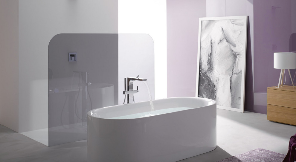 Пример оригинального дизайна: большая главная ванная комната в современном стиле с душем без бортиков, фиолетовыми стенами, бетонным полом, отдельно стоящей ванной, серой плиткой, фасадами цвета дерева среднего тона, столешницей из дерева и плоскими фасадами