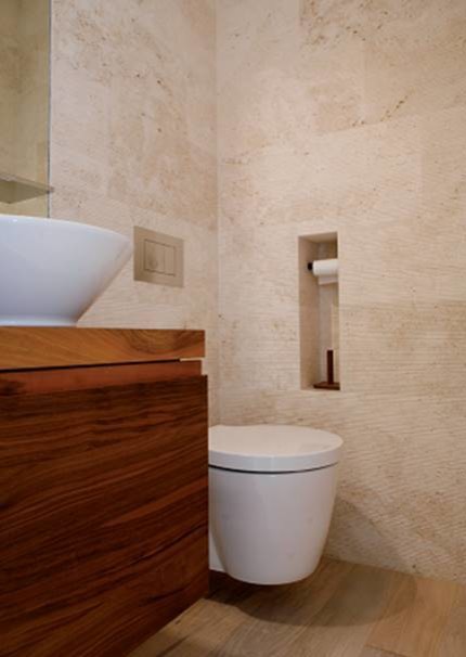 Diseño de cuarto de baño principal contemporáneo de tamaño medio con lavabo de seno grande, armarios con paneles lisos, puertas de armario de madera oscura, encimera de madera, bañera exenta, sanitario de pared y paredes blancas